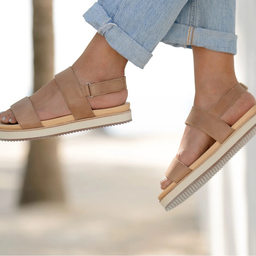 Women’s Casual Tan Leather Strap Sandals